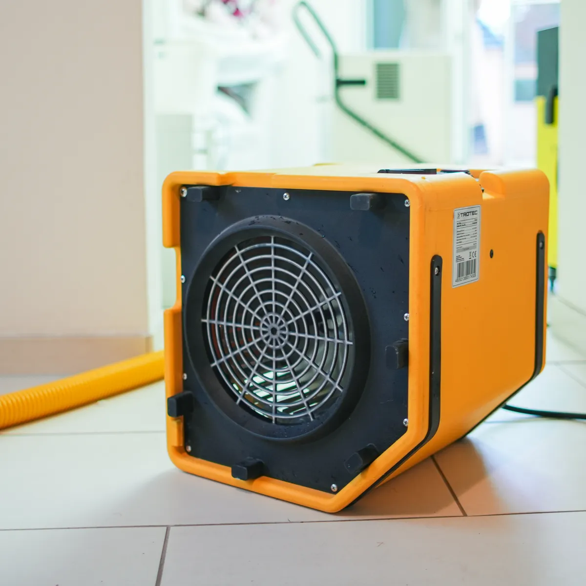 Turbolüfter der Binfet Bautrocknung im Einsatz auf einem Fliesenboden